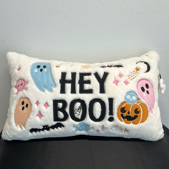 Oeko-Tex | โHey Boo!โ Pillow w/ Ghosts, Bats, Skulls, Pumpkins & Stars - Picture 1 of 12